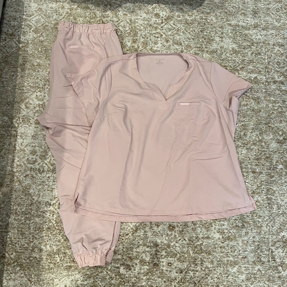 Jaanuu Blus Pink Scrub Set